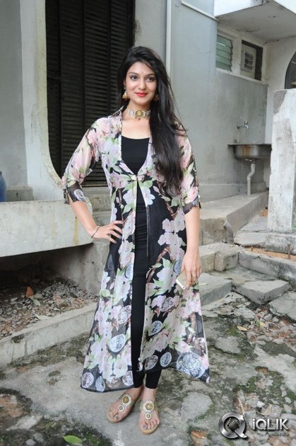 Siya-Gautham-at-Pilavani-Perantam-Movie-Opening